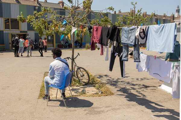 Un exilé dans la cour de l'accueil de jour tenu par le Secours Catholique à Calais.