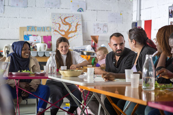 groupe à table autour d'un repas à la Maison des familles