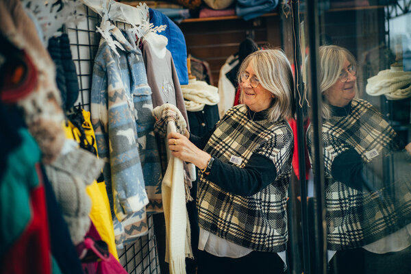 bénévole à la boutique solidaire