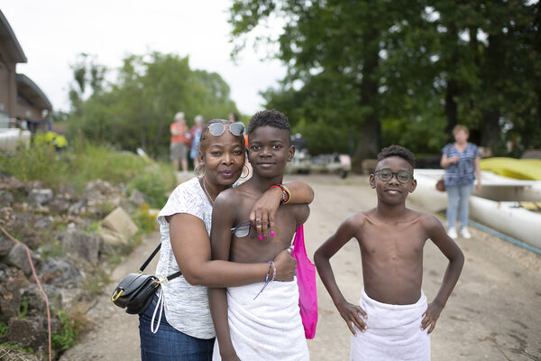 Muriel et ses deux fils dans une allée du camping
