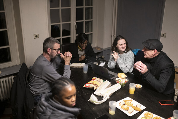 Debriefing entre bénévoles, de retour au local.