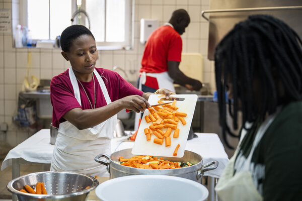 En cuisine avec les bénévoles