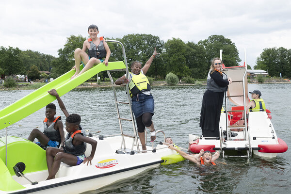 les deux familles font du bateau ensemble sur le lac