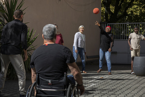 jeux de ballon à l'extérieur de la Maison des familles