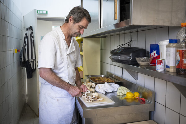 Didier émince des champignons