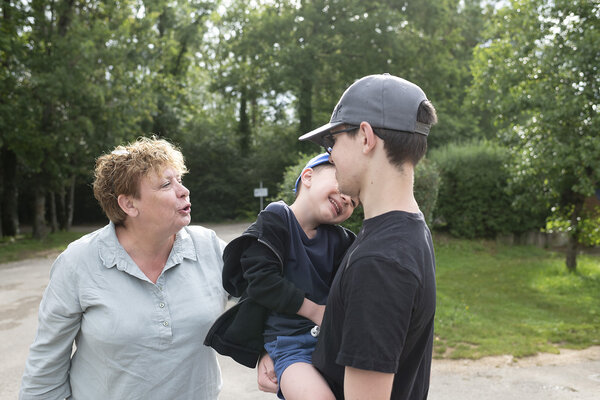 une bénévole avec deux des enfants