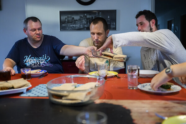 Repas partagé entre colocataires