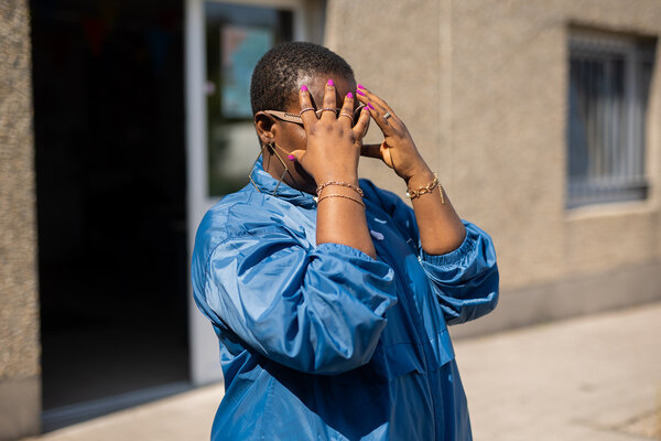 Une femme exilée, en attente de régularisation, à Calais, et bénévole à l'accueil de jour.