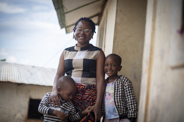 Annick, une femme burundaise, avec ses deux enfants