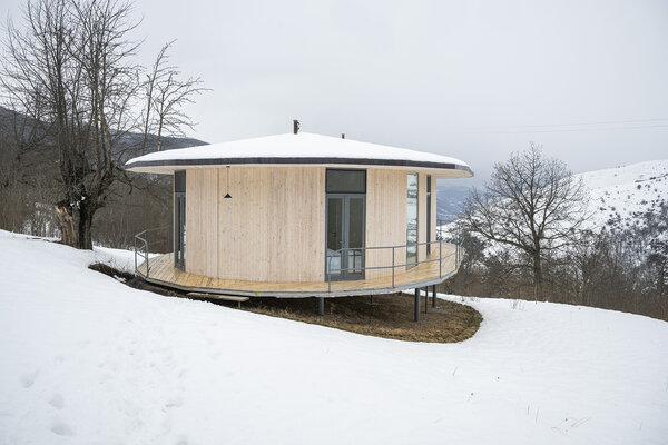 un bungalow dans une campagne enneigée