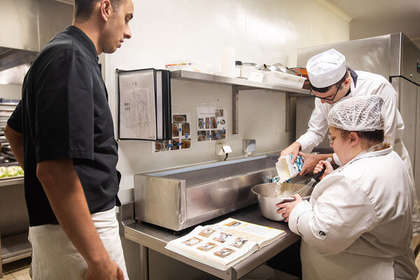 A l'atelier cuisine de l'Esat, des travailleurs en situation de handicap préparent des crêpes.
