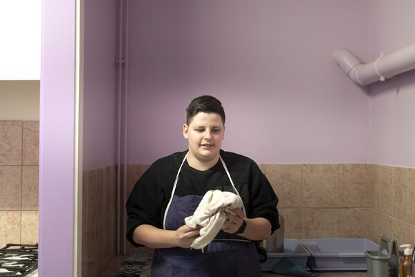 Leticia, dans la cuisine de l'atelier d'insertion.