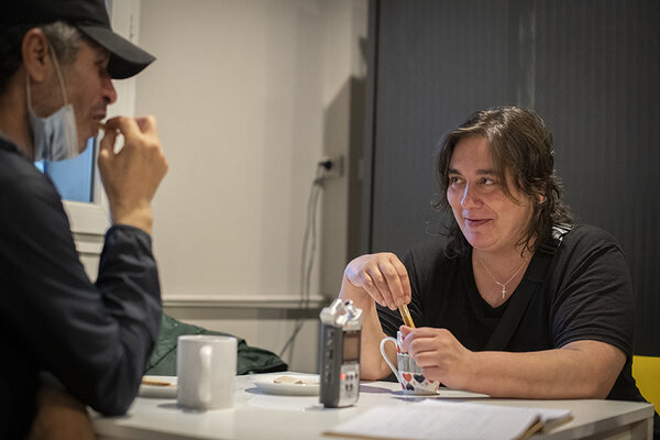 Deux accueillis autour d'un café