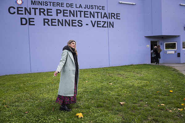 delphine devant la prison de rennes