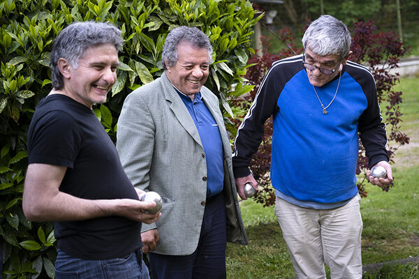 Pierre, Mohamed et Thierry jouent à la pétanque 