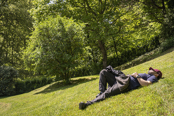 Hamid fait une sieste sur l'herbe