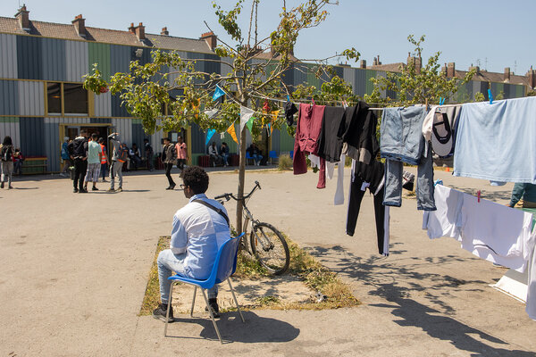 Un exilé dans la cour de l'accueil de jour tenu par le Secours Catholique à Calais.