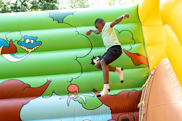 Oumar dans les jeux gonflables 