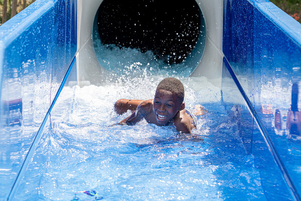 Oumar dans le toboggan 