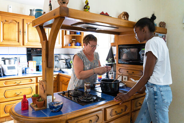 Khady et Geneviève préparent le repas 