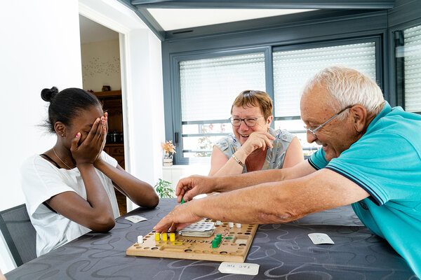 Khady, Jacky et Geneviève jouent à un jeu de société 