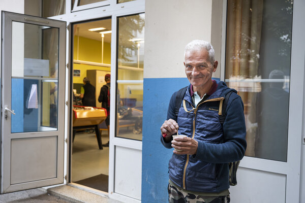 Richard boit son café devant la salle de jeux