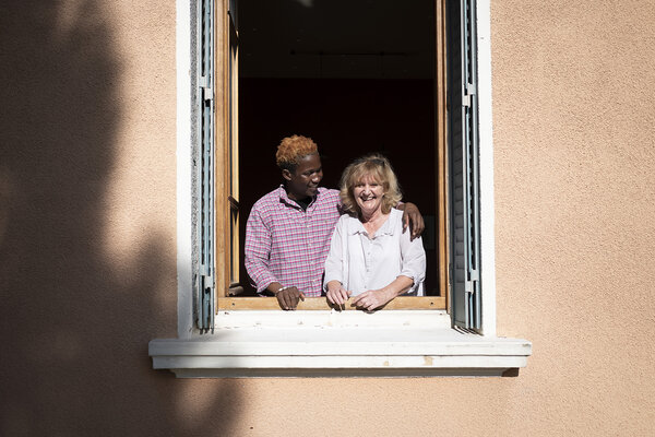 Oumar et Marie à une fenêtre