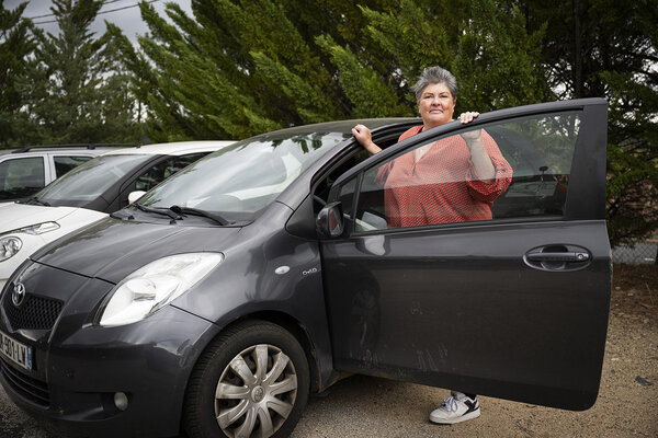 Agnès devant sa voiture