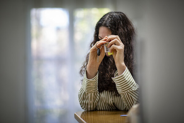 une femme aidée par le secours catholique et en précarité mobilité tient des clefs de voiture