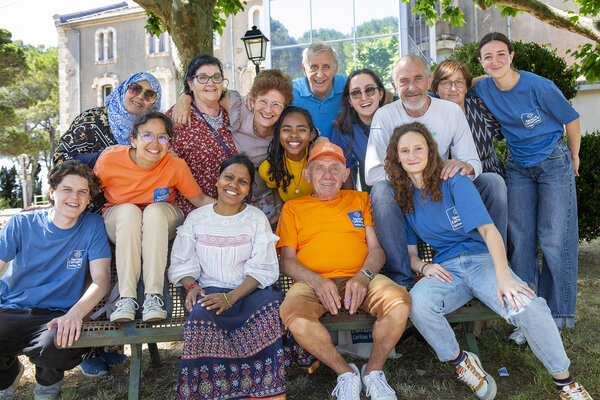 portrait de groupe de bénévoles du Secours Catholique