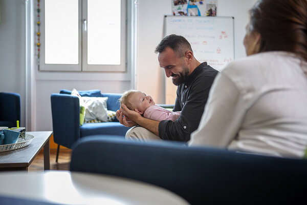 un père et son bébé à la Maison des familles de Grenoble