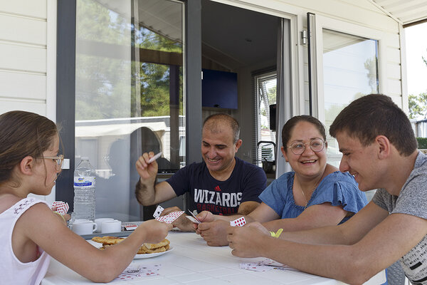 Jeu de cartes en famille