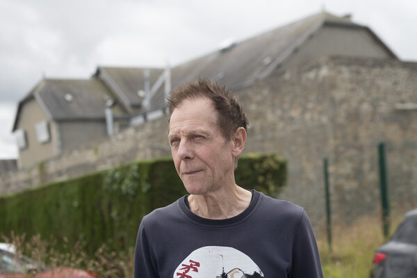 Philippe bénévole au secours catholique devant la maison d'arrêt de la roche-sur-yon