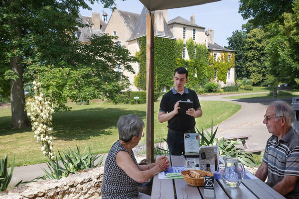 Un travailleur de l'Esat prend la commande au restaurant du domaine de Pescheray.