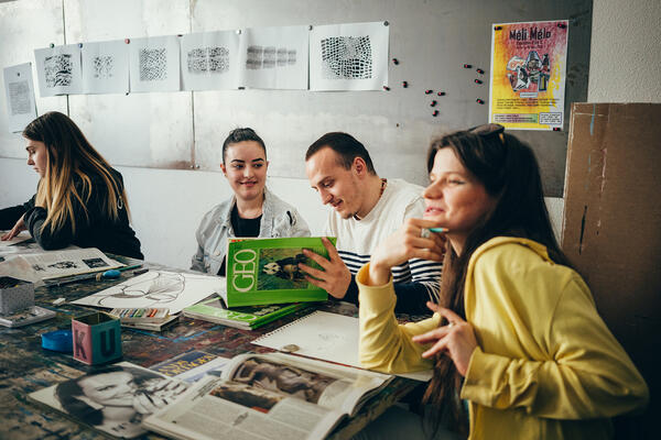 Participants à un atelier culture de l'association "Dis-moi"