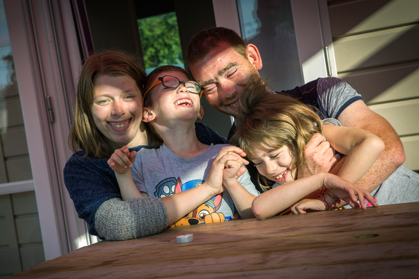 Cindy, ses enfants et leur père.