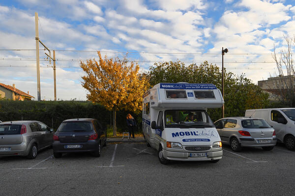 Le camping-car du mobile-douche garé sur un parking d'Avignon.
