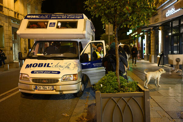 Le camping-car dans les rues d'Avignon.
