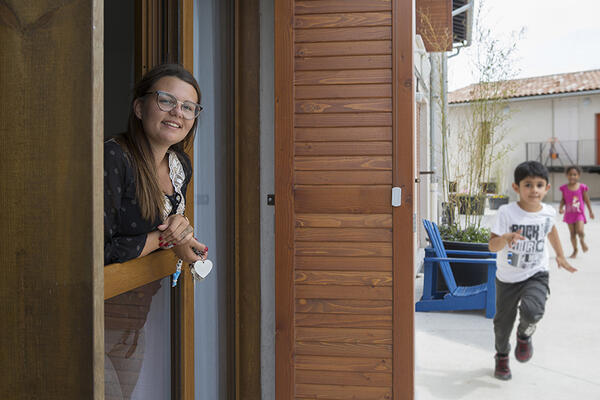 Méline, 25 ans, à sa fenêtre.