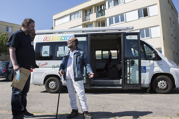 Christophe et Yvon dans le quartier de la Mare aux loups.