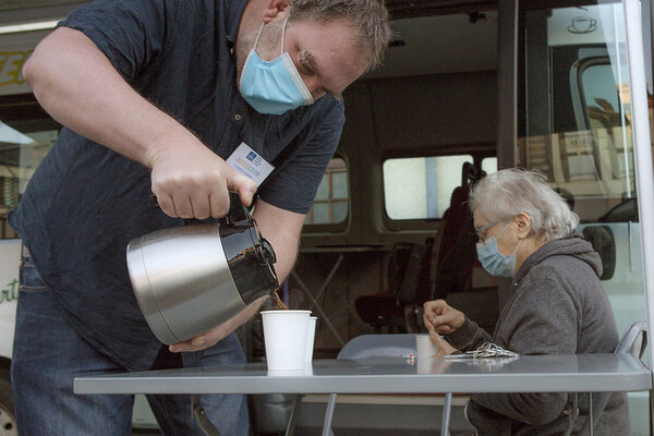 Christophe, bénévole du Fraternibus, sert le café.