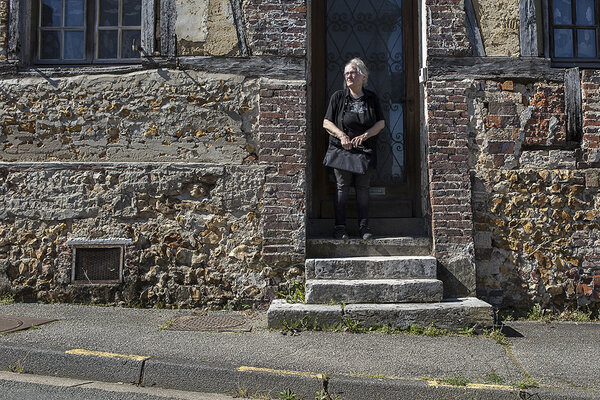 Bernadette devant sa maison.
