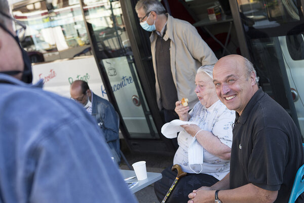 Participants en conversation devant le Fraternibus.