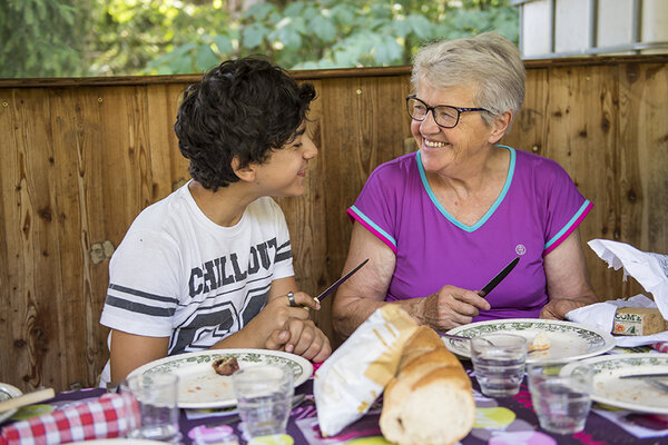 Elias et Monique, à la table du petit-déjeuner.