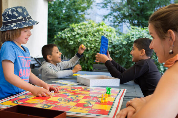 Jeux de société entre enfants.