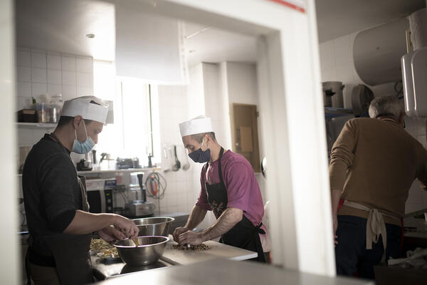 Bénévoles en cuisine.