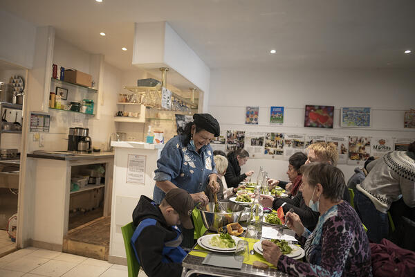 Le repas bat son plein à la Petite Marmite.