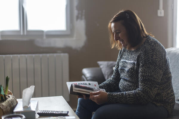 Carole dans sa maison rénovée.