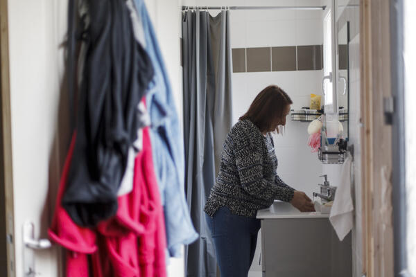 Carole dans sa salle de bain rénovée.