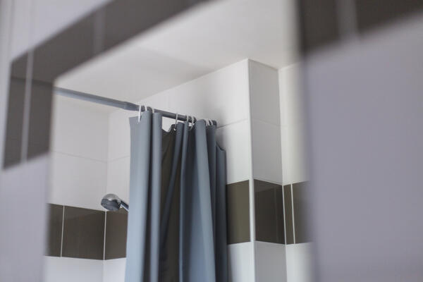 Carole dans sa salle de bain rénovée.